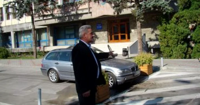 Bistriţa: Maşina unui primar accidentată de barieră -Adevărul la minut