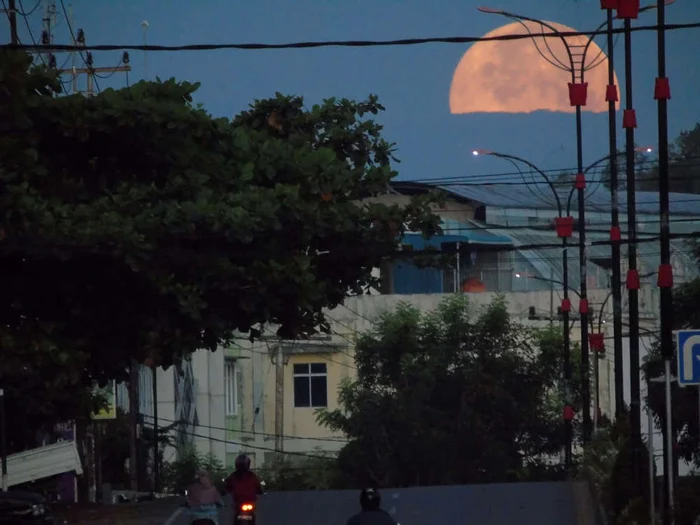 Superluna Roz, aflându-se la cea mai apropiată distanță de Pământ, se vede mult mai luminoasă