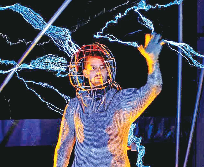 David Blaine va sta trei zile şi trei nopţi în “furtuna electrică”
