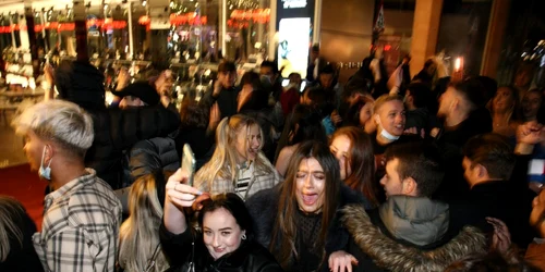 Britanici distracţie pandemie beţivi poliţie FOTO Profimedia