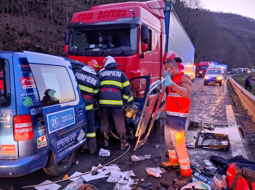 Accident mortal pe Valea Oltului, la Câineni - Vâlcea: două victime în urma coliziunii dintre un TIR şi un autoturism Foto ISU Vâlcea