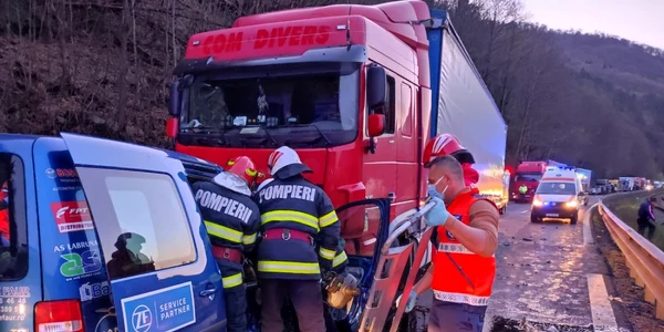 Accident mortal pe Valea Oltului la Câineni - Vâlcea - două victime în urma coliziunii dintre un TIR şi un autoturism Foto ISU Vâlcea