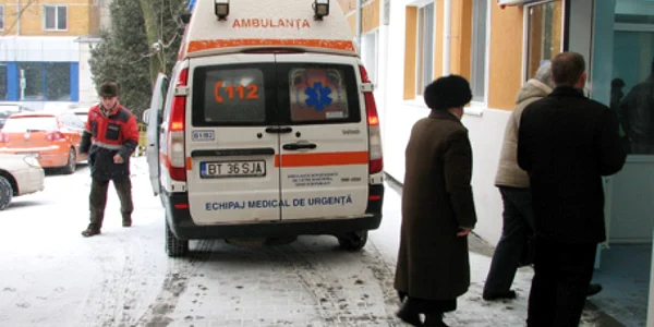 Ambulanţele îi aduc la spital pe botoşănenii care au mâncat sau băut peste măsură