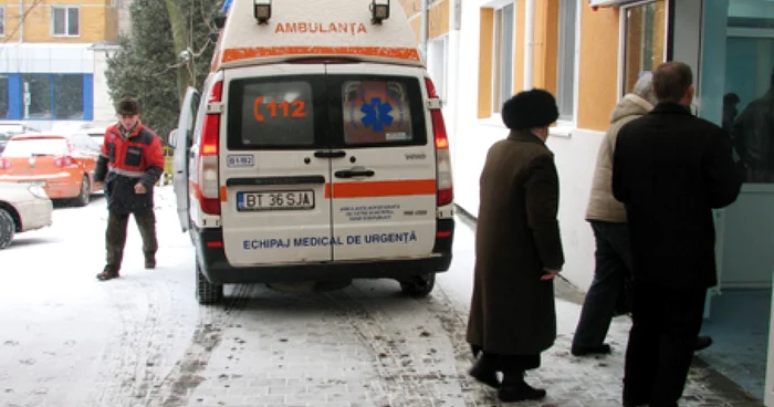 Ambulanţele îi aduc la spital pe botoşănenii care au mâncat sau băut peste măsură