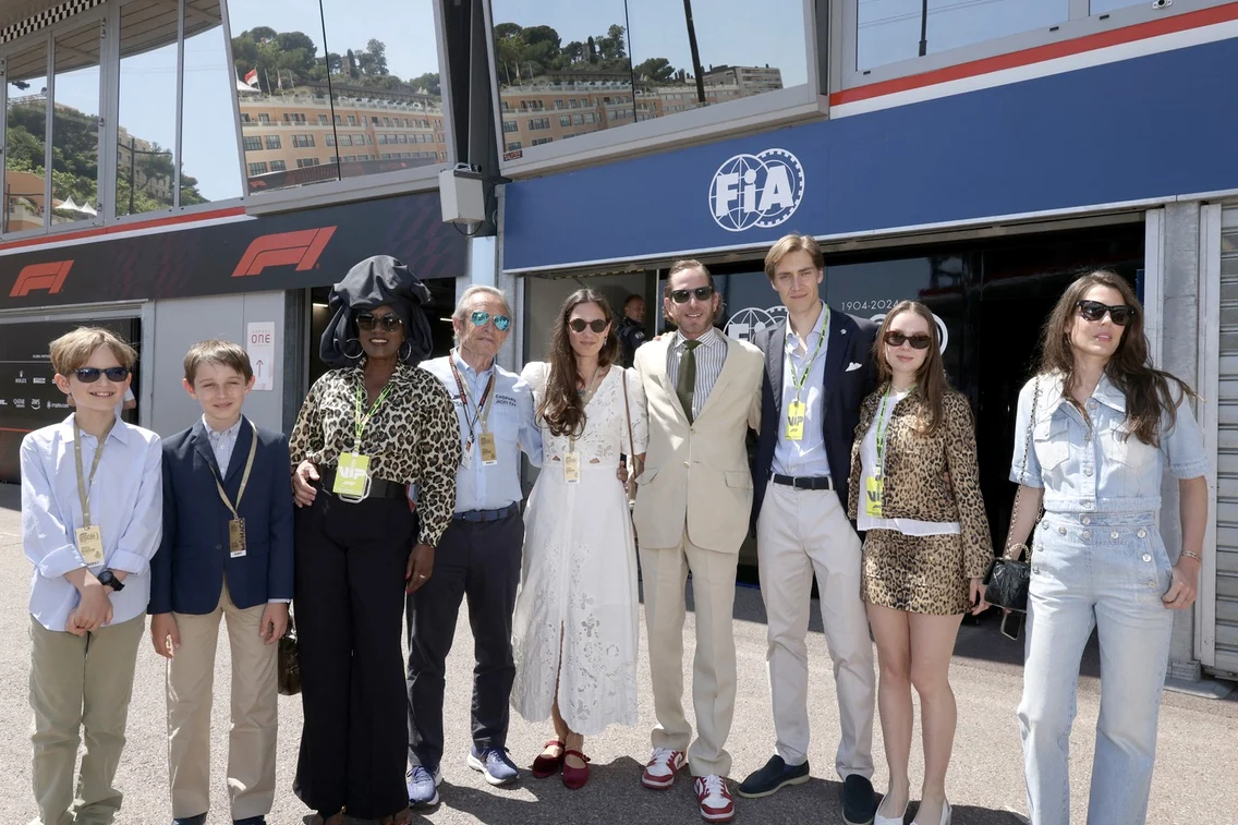 Alexandre Casiraghi, Raphael Elmaleh, Khadja Nin, Jacky Ickx, Tatiana Santo Domingo, Andreea Casiraghi, Prințesa Alexandra de Hanover, Ben Sylvester Strautmann și Charlotte Casiraghi. FOTO: Profimedia