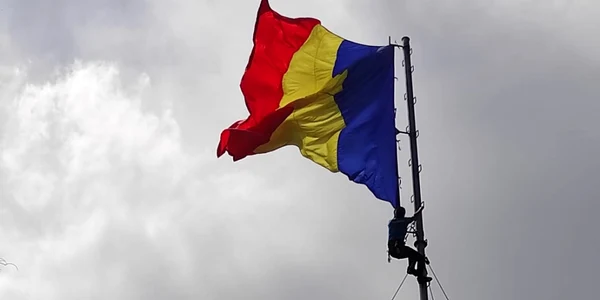 Steagul de pe Tâmpa a fost schimbat în timp ce corul şi fanfara intonau Imnul Naţional FOTO IJJ Braşov