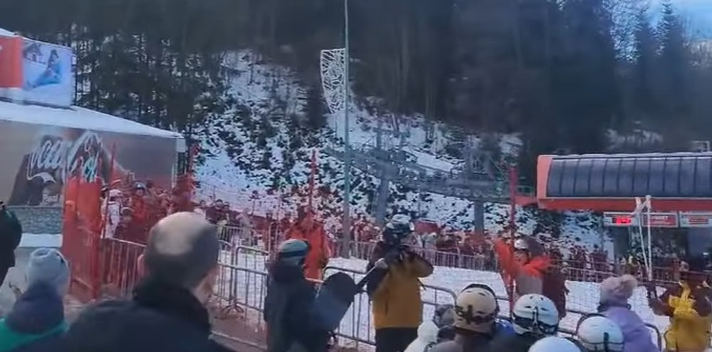 Turiști enervați de aglomerație în Poiana Brașov. Un bărbat a fost lovit cu schiurile în cap, la coada de la telegondolă