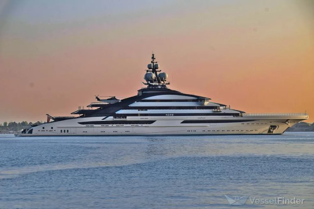 Un iaht aparținând unui oligarh rus a trecut prin Strâmtoarea Ormuz „ca prin brânză”