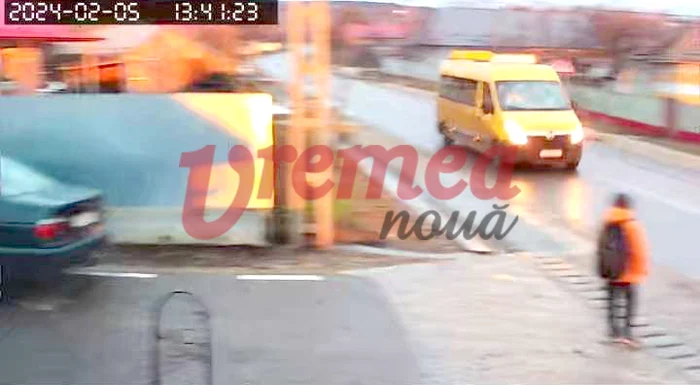 Momentul în care microbuzul școlar trece pe lângă elev FOTO captură video Vremea Nouă