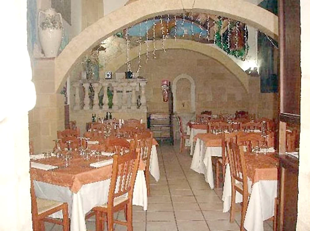 În restaurant se aud piesele lui Al Bano