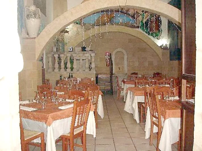 În restaurant se aud piesele lui Al Bano