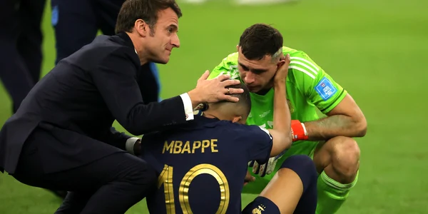 Argentina Franta finala CMF din Qatar 2022 presedinte Emanuel Macron il consoleaza pe Kylian Mbappe FOTO EPA EFE (1) jpg