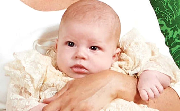 
    Prinţul Archie a fost îmbrăcat în broderia tradiţională de botez purtată de toate vlăstarele regale  