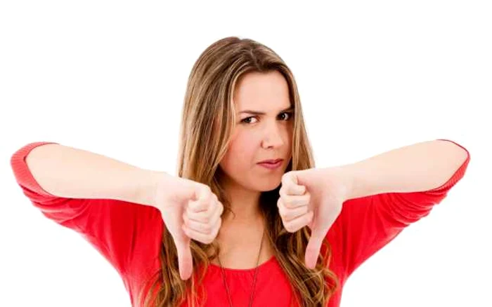Gesturi care atrag antipatia celor din jur. Foto psychologium.com