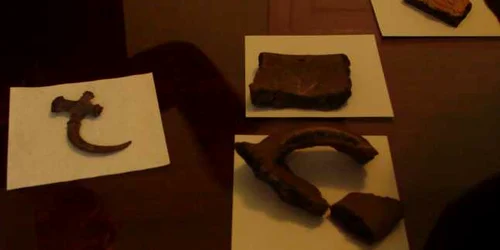 Urnă şi pandantiv din epoca târzie a bronzului