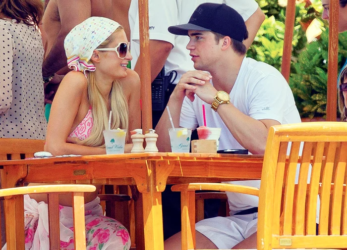 Paris Hilton  e foarte zâmbitoare  alături de noul ei iubit (fotografii: guliver)
