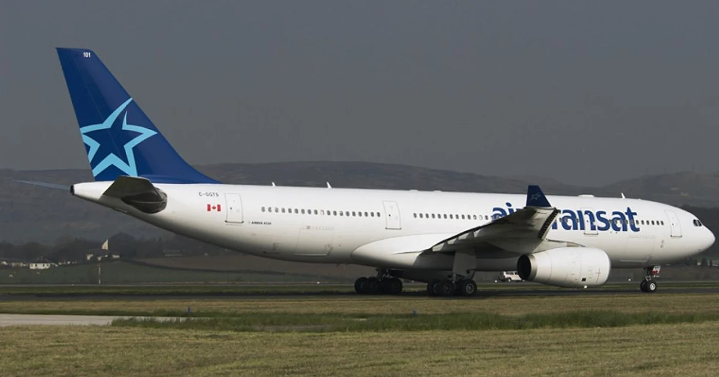 Avion al companiei Air Transat pe pista aeroportului din Glasgow FOTO Airplane Pictures