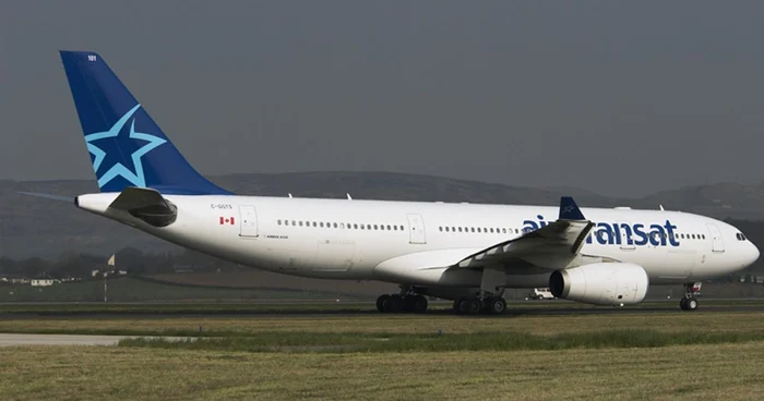 Avion al companiei Air Transat pe pista aeroportului din Glasgow FOTO Airplane Pictures
