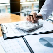 angajati care fac calcule la birou 0 jpeg