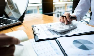 angajati care fac calcule la birou 0 jpeg