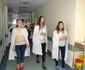 Femeile de la Maternitatea Bacău au primit flori de la Asociaţia Eurocivica