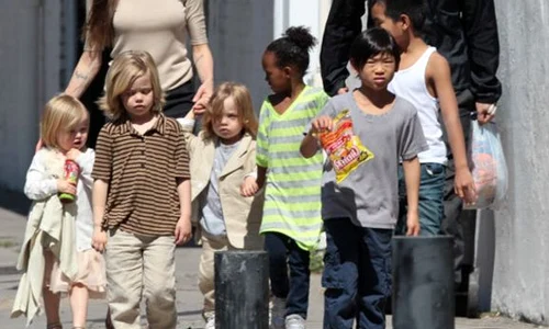 Angelina Jolie și Brad Pitt, la plimbare cu copiii jpeg