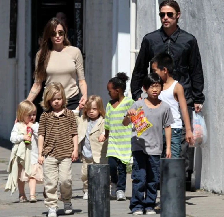 Angelina Jolie și Brad Pitt, la plimbare cu copiiifoto: TMZ