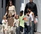 Angelina Jolie și Brad Pitt, la plimbare cu copiii jpeg