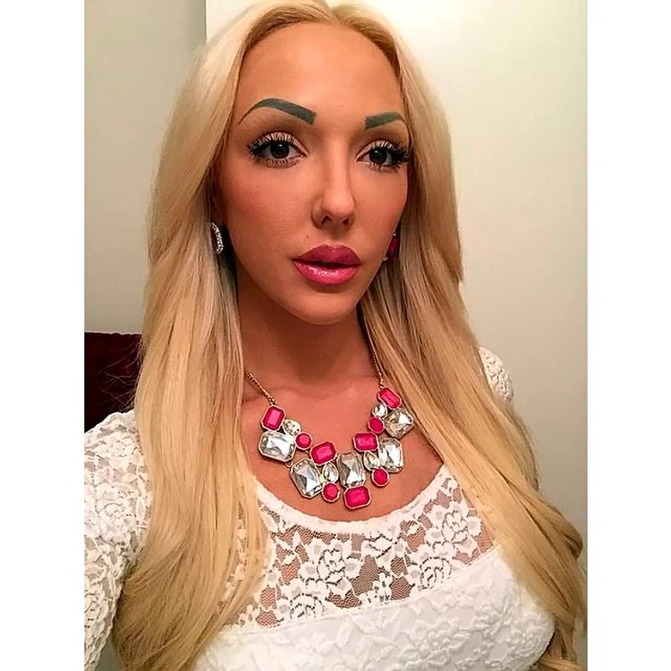 Alexandra Harra şi-a tatuat sprâncenele, însă aspectul lor lasă de dorit