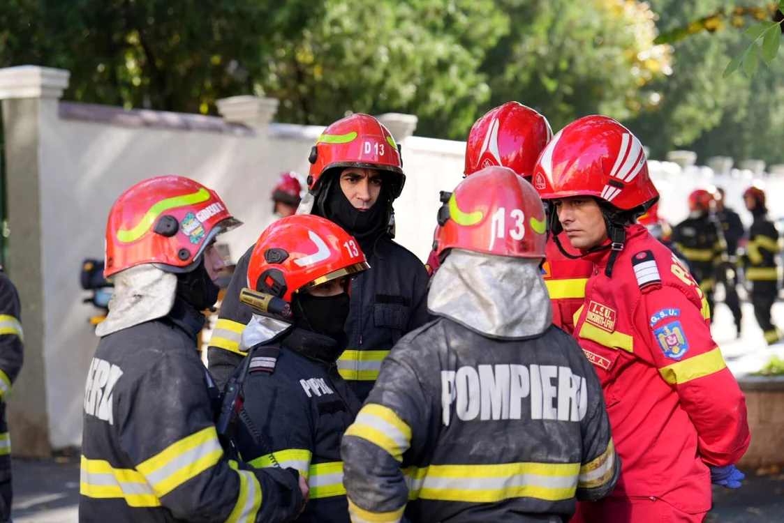 Pompierii ISU care au intervenit la locul exploziei FOTO : IGSU/FB