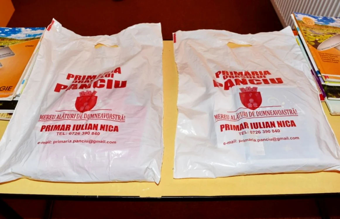 Sacoşele cu rechizite au fost duse în şcoli FOTO: Primăria Panciu