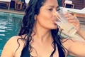 salma hayek costum de baie decolteu jpg