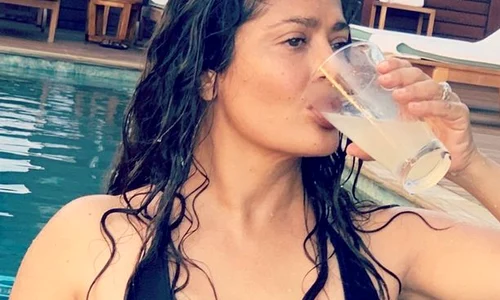 salma hayek costum de baie decolteu jpg