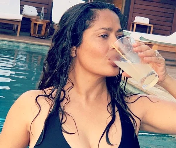 salma hayek costum de baie decolteu jpg