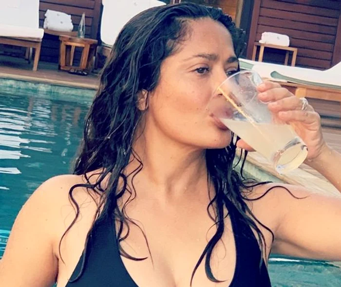 salma hayek costum de baie decolteu jpg