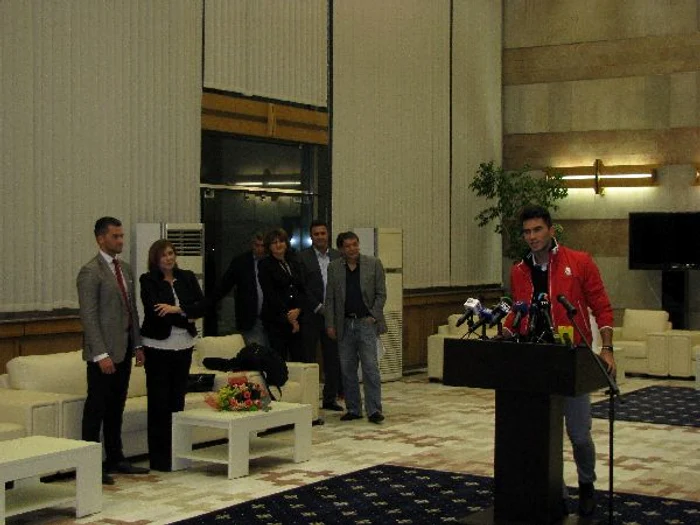 
    Horia Tecau a vorbit ziaristilor sub ochii mamei și ai frateluiFOTO: Andrei Constantinescu  