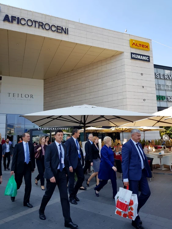 Dalia Grybauskaitė a fost însoțită la mall de membrii delegației Lituaniei