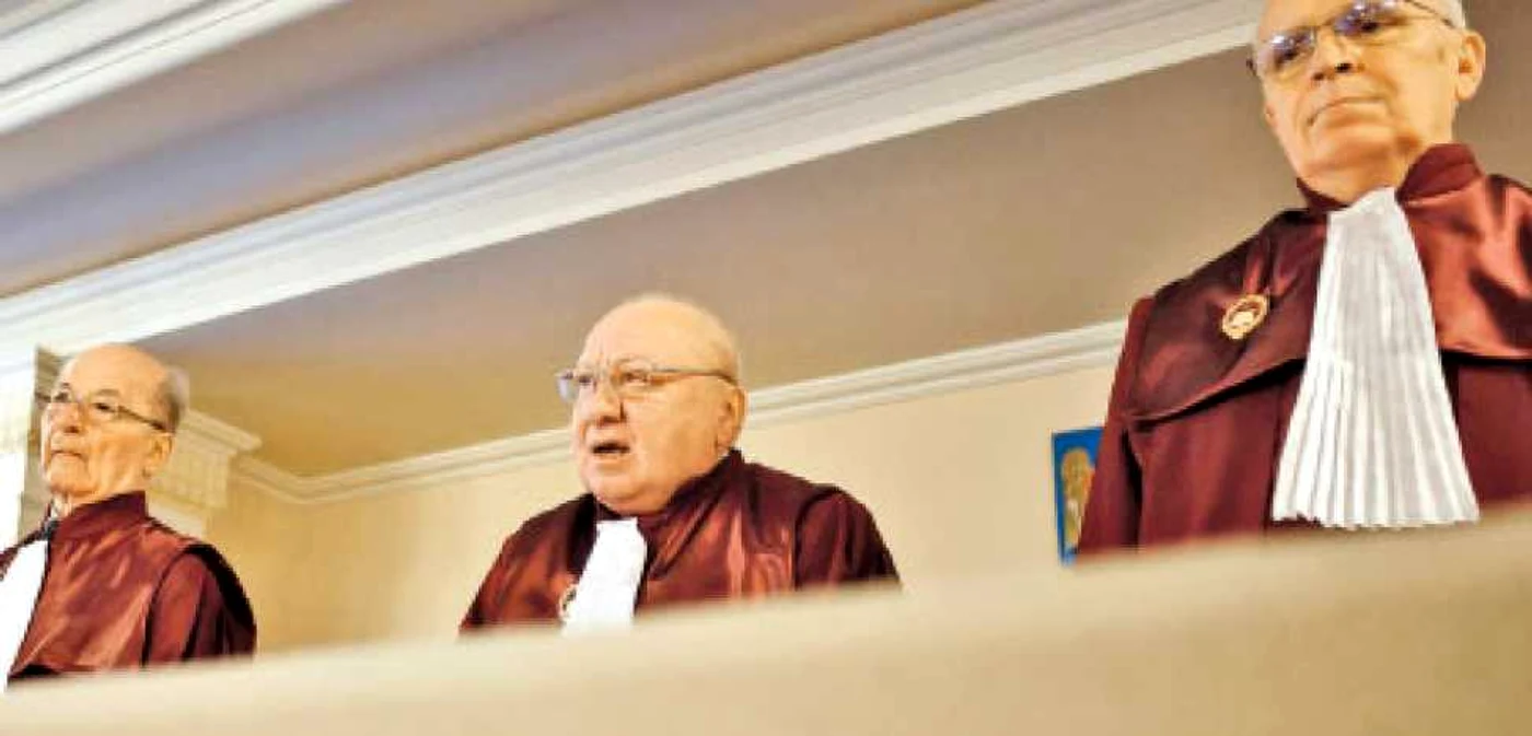 Trei dintre actualii judecători vor trebui înlocuiţi în mai şi iunie
