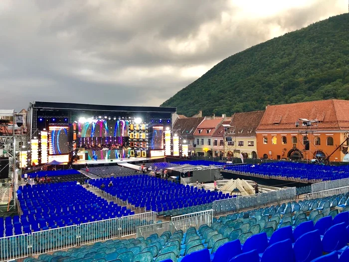 Zeci de artişti din România şi din străinatate vor urca pe scenă