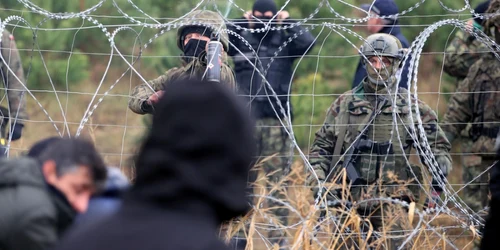 Soldaţii polonezi la graniţa cu Belarusul încearcă să stopeze valul de migranţi. FOTO EPA-EFE