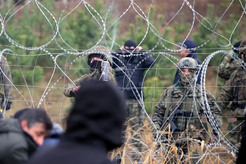 Soldaţii polonezi la graniţa cu Belarusul încearcă să stopeze valul de migranţi. FOTO EPA-EFE