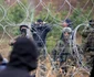 Soldaţii polonezi la graniţa cu Belarusul încearcă să stopeze valul de migranţi. FOTO EPA-EFE