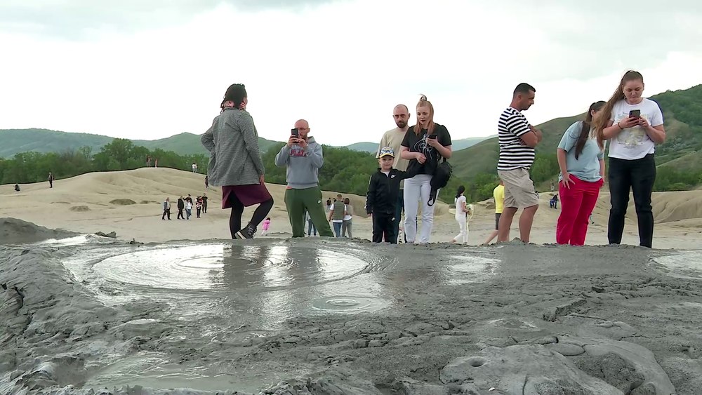 Vulcanii Noroioși, asaltați de turiști în cea de-a doua zi de Paște. „Veniți în România, că e atât de frumoasă de n-aveți aer“