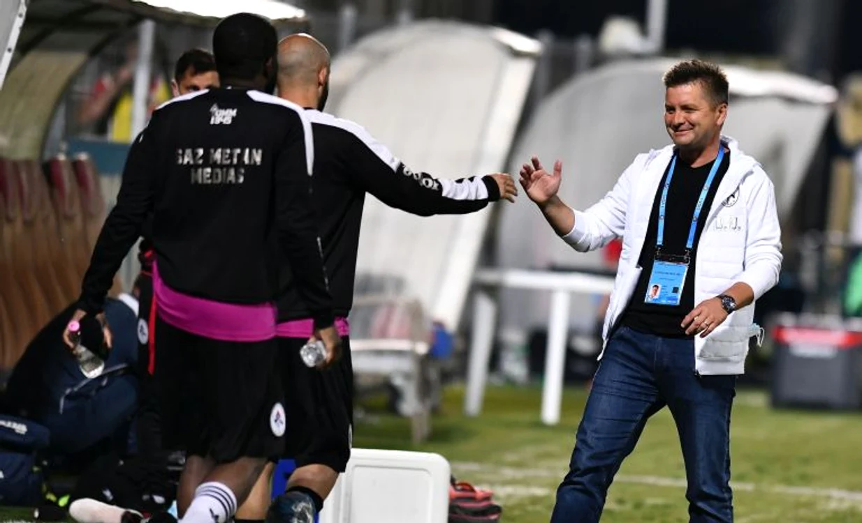 
    Dusan Uhrin nici nu s-a mai schimbat după ce a coborât din avionFOTO: Sportpictures.eu  