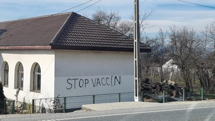 Două şcoli din comuna Plopşoru au fost inscripţionate cu mesaje antivacciniste Foto: panduru.ro