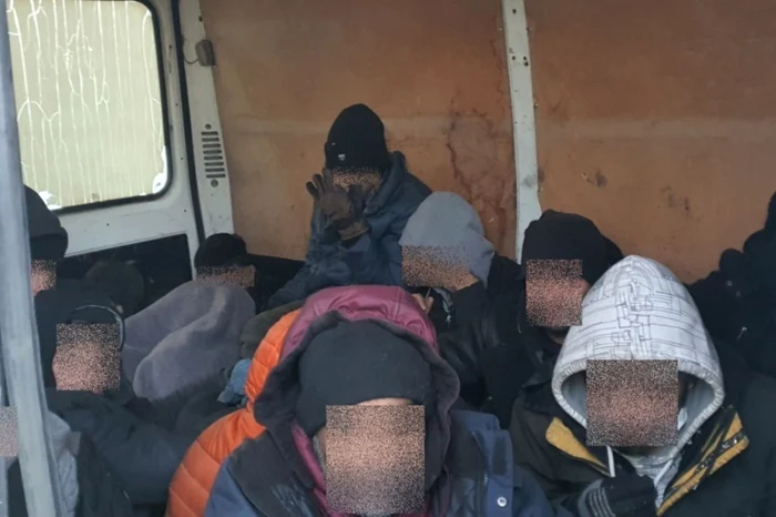 Poliţiştii au găsit în microbuzul unui român 20 de migranţi ilegali. FOTO Police.hu