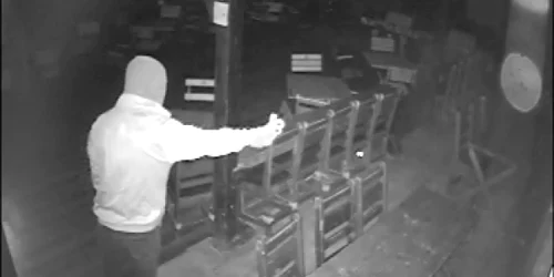 barbatul care si a facut selfie in timp ce a dat spargere intr un bar