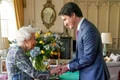 justin trudeau regina elisabeta jpg