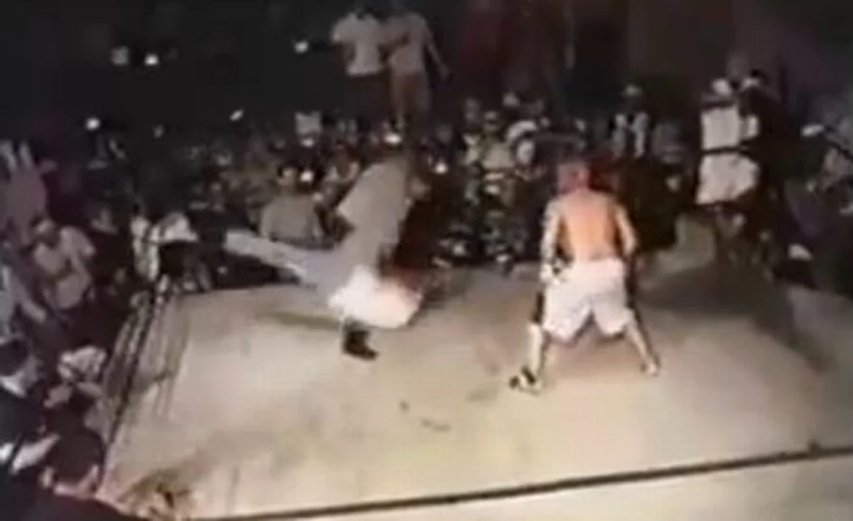 
    Boxerul a fost trântit imediat la podea  
