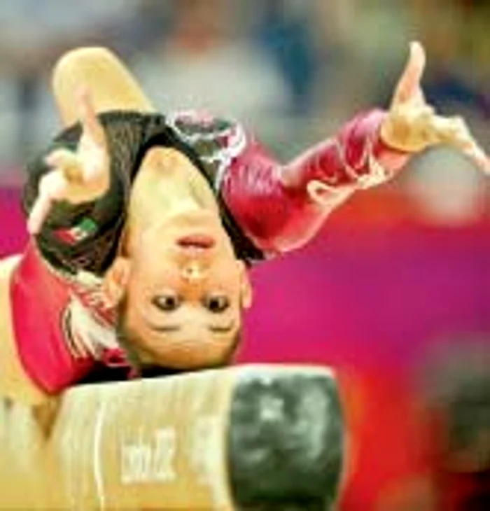 Gimnastă mexicană, „odihnindu-se” pe bârnă